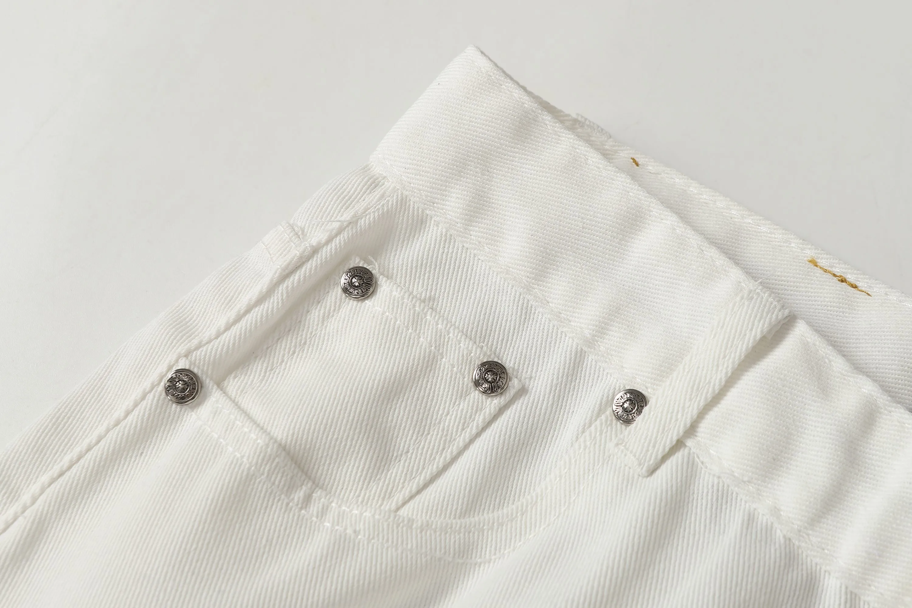 P280 -Chrome Hearts/Chrome Hearts 25ss classic white cow series colored leather cross washed color cloth unisex denim trousers -Vibe style straight stacked god-level version -carbon fine bias denim color cloth -old vintage complete set of hardware - Chrome Hearts white cow series The high version uses high-ounce custom fabrics, fermentation washing and soft color fixation, soft and thick to wear, the details are all hand-polished and manufactured with craftsmanship, all-over jacquard fabrics, unique design style After multiple processes to create a full retro feel, a niche and unique non-contrast shirt, custom-made distressed spray-painted buttons, every detail is crafted with craftsmanship. Color: Picture color Code number: 28-36
